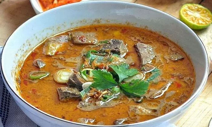 coto makassar dengan kuah kental